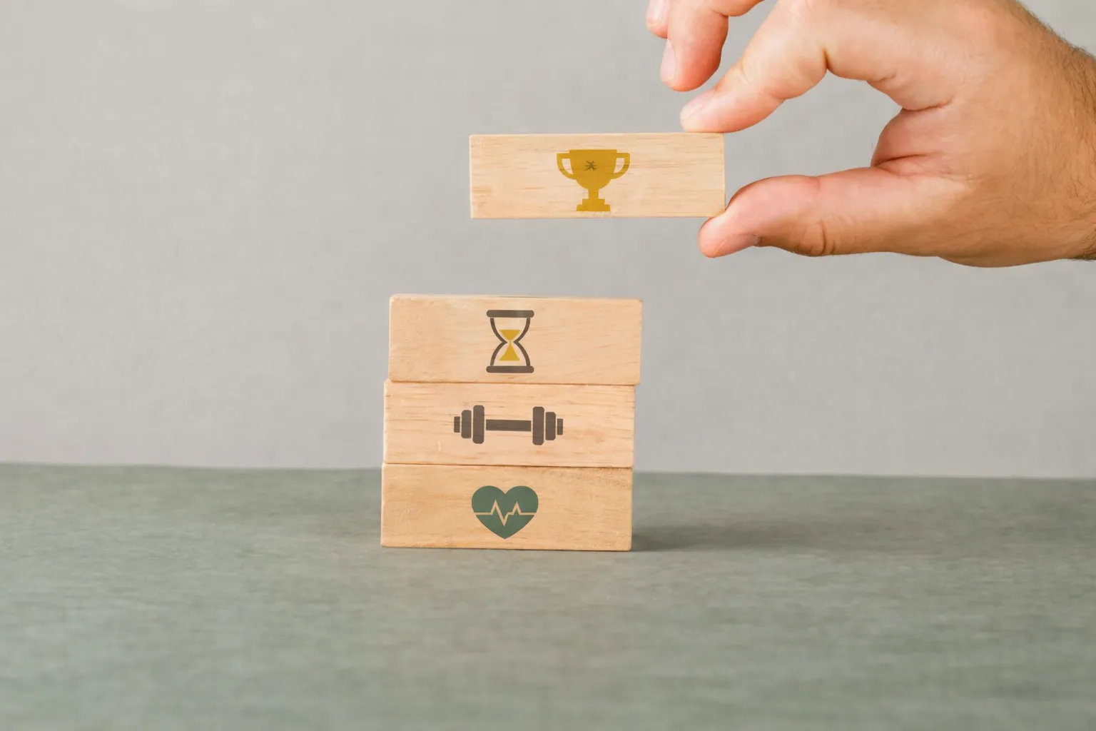 Persona registrando avances de hábitos saludables